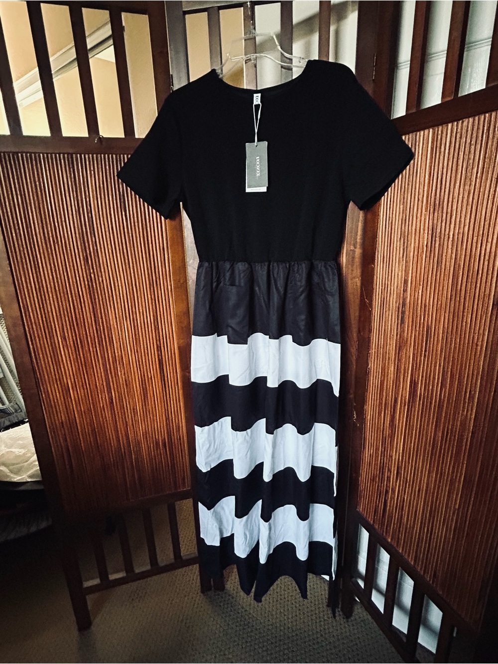 2X Black and White Stripe Maxi Dress. Fitted bodice w/short sleeves, flowy skirt